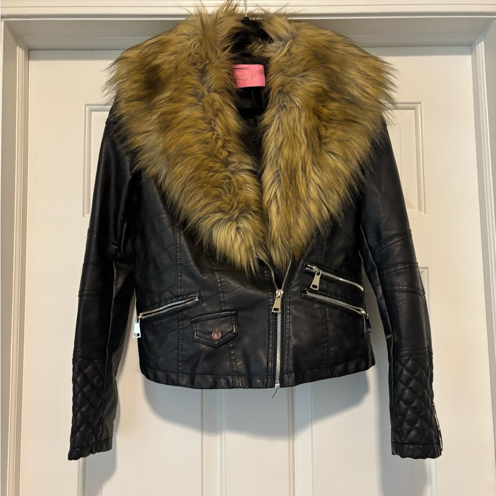 Chic Black Leather Jacket with Faux Fur Collar